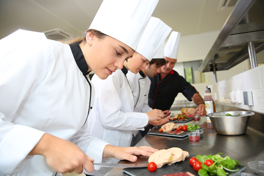 {Koch bei der arbeit
19} Ausbildung Koch/Köchin - Infos und freie Ausbildungsplätze | azubis.de | {Koch bei der arbeit
19}